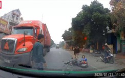 Video: Thần chết "nghỉ Tết" sớm, nữ sinh đi xe đạp điện may mắn thoát nạn