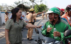 Tài xế Grab, Go Viet, Be... "té ngửa" vì bị CSGT gọi vào để tặng nước suối