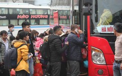 Khách ùn ùn đổ ra bến xe trong ngày làm việc cuối trước khi nghỉ Tết
