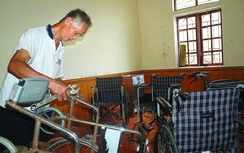 Cựu binh biến phế liệu thành xe lăn tặng bệnh nhân nghèo