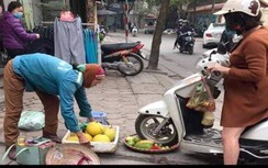 Đằng sau bức ảnh cô gái bụng bầu chèn bánh xe lên mẹt hàng rong