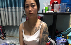 Hotgirl 9X xăm trổ cùng nhân viên bị bắt khi bán ma túy trong quán karaoke