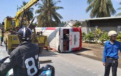 Tông dải phân cách, xe khách "phơi bụng" trên QL1A qua Tiền Giang