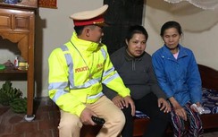CSGT Hà Nội giúp người phụ nữ tâm thần đi lạc về với gia đình đêm 28 Tết