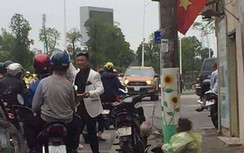 Ấm lòng chàng trai xin tiền giúp cụ bà xin ăn giữa mưa rét chiều 30 Tết