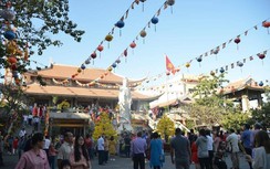 Sáng Mùng 1 Tết người Sài Gòn đi lễ chùa cầu an