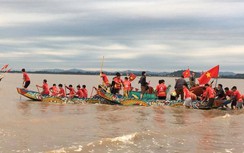 Ngư dân Nghệ An đua thuyền xông biển đầu năm