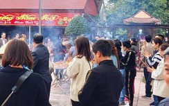 Dòng người nườm nượp đổ về đền ông Hoàng Mười, dịch vụ kiếm bộn tiền