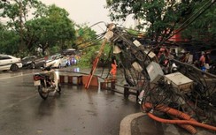 Nhiều địa phương đón Tết thiếu điện dân phải dùng đèn điện thoại tiếp khách