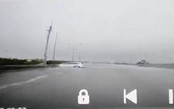 Video: Khoảnh khắc ô tô xoay ngang trên cao tốc sau khi lao qua vũng nước