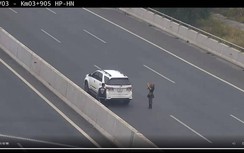 Clip: Rùng mình tài xế dừng xe trên cao tốc để chụp ảnh