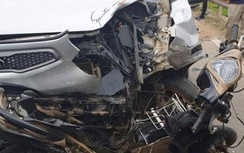 Xe máy đấu đầu "xế hộp" chiều mùng 3 Tết, 2 người bị thương nặng