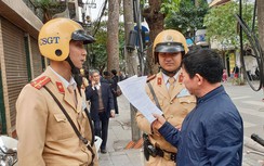 Đến nhà ông thông gia chúc Tết, uống nửa lon bia gặp CSGT xử lý thế nào?