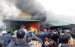 Cháy lớn ở chợ Phủ Diễn, 7 ki ốt bị thiêu rụi