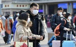 Ga Hà Nội: Nhân viên đường sắt, hành khách bịt khẩu trang kín mít đi tàu