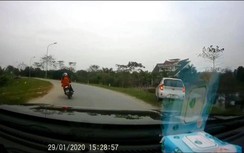 Video: Hoảng hồn cảnh xe ô tô Kia xin đường rồi lao thẳng xuống chân đê