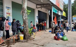 Dân vạ vật lề đường đón xe đi làm sau Tết