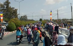 Người dân ùn ùn đi lễ đầu năm, CSGT Bạc Liêu căng mình điều tiết giao thông