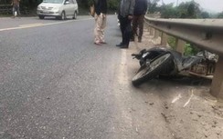 Tự gây tai nạn, hai thanh niên văng xuống đường, 1 người tử vong