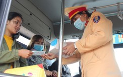 CSGT phát 2.500 khẩu trang miễn phí phòng chống dịch virus Corona trên xe