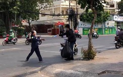 Cảm kích hình ảnh nam thanh niên phát khẩu trang miễn phí cho người dân