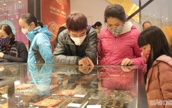 Người lớn, trẻ nhỏ khẩu trang kín mít chen mua vàng trước ngày Vía Thần Tài