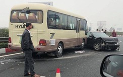 Video: Xe khách tông ô tô con xoay ngang trên cao tốc, giao thông ùn tắc