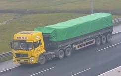 Xe siêu trường siêu trọng BKS Hải Phòng thản nhiên đi lùi trên cao tốc