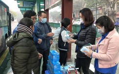 Transerco phát cả chục nghìn khẩu trang miễn phí cho khách đi xe buýt