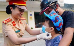 Video: Người đi đường phấn khởi khi nhận được khẩu trang từ CSGT