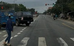 Tài xế xe biển xanh vượt đèn đỏ ở Huế bị phạt 4 triệu, tước bằng