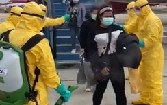 Người Indonesia về từ Vũ Hán được phun thuốc khử trùng cực mạnh