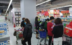 Lo dịch Corona, nhiều gia đình mua dự trữ đồ ăn, quầy siêu thị trống trơn