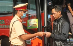 Cần Thơ: Đi xe khách được CSGT phát khẩu trang phòng virus Corona