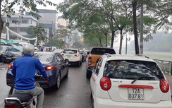 Có biển cấm vẫn “vô tư” dừng đỗ gây ùn tắc