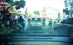 Video: Lao vào đường 1 chiều để trốn CSGT, 2 thanh niên nhận cái kết đắng