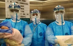 Hình ảnh em bé vừa được sinh từ người mẹ nhiễm virus Corona
