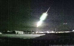 Video: Thiên thạch chưa cháy hết rơi xuống vùng Urals, Nga