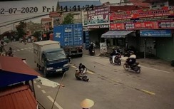 Video: Lao đầu vào "cửa tử", hai nam thanh niên thoát chết hy hữu