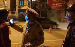 Nam thanh niên ôm hoa đi sinh nhật bạn gái "méo mặt" vì vi phạm nồng độ cồn