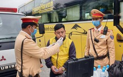 Tài xế bị kiểm tra nồng độ cồn, hành khách nhận khẩu trang trên cao tốc