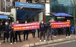 Cư dân 8B Lê Trực đội mưa rét căng băng rôn đòi nhà