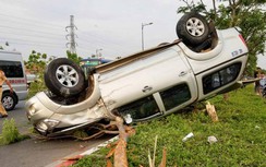 Xe bán tải "phơi bụng" trên đường, 5 người đàn ông nhập viện cấp cứu