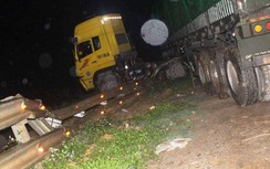 Trong đêm, "ma men" lái xe đầu kéo đâm gãy 40m hộ lan, chắn ngang đường sắt