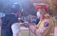 Tài xế nồng độ cồn ngất ngưởng nhận mức phạt kịch trần vẫn chưa tỉnh rượu