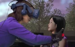 Xúc động cảnh mẹ gặp lại con gái đã mất bằng công nghệ đặc biệt