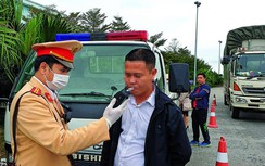 Theo chân CSGT kiểm tra nồng độ cồn thời dịch