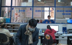 Cả nhân viên và khách bịt khẩu trang kín mít kiểm định ô tô thời dịch nCoV