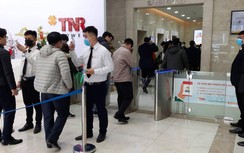 Chung cư Hà Nội kiểm tra thân nhiệt, bọc nút bấm thang máy ngừa nCoV