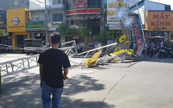 TP.HCM: Bất ngờ cổng chào bằng thép ngã gục, đè 2 người bị thương